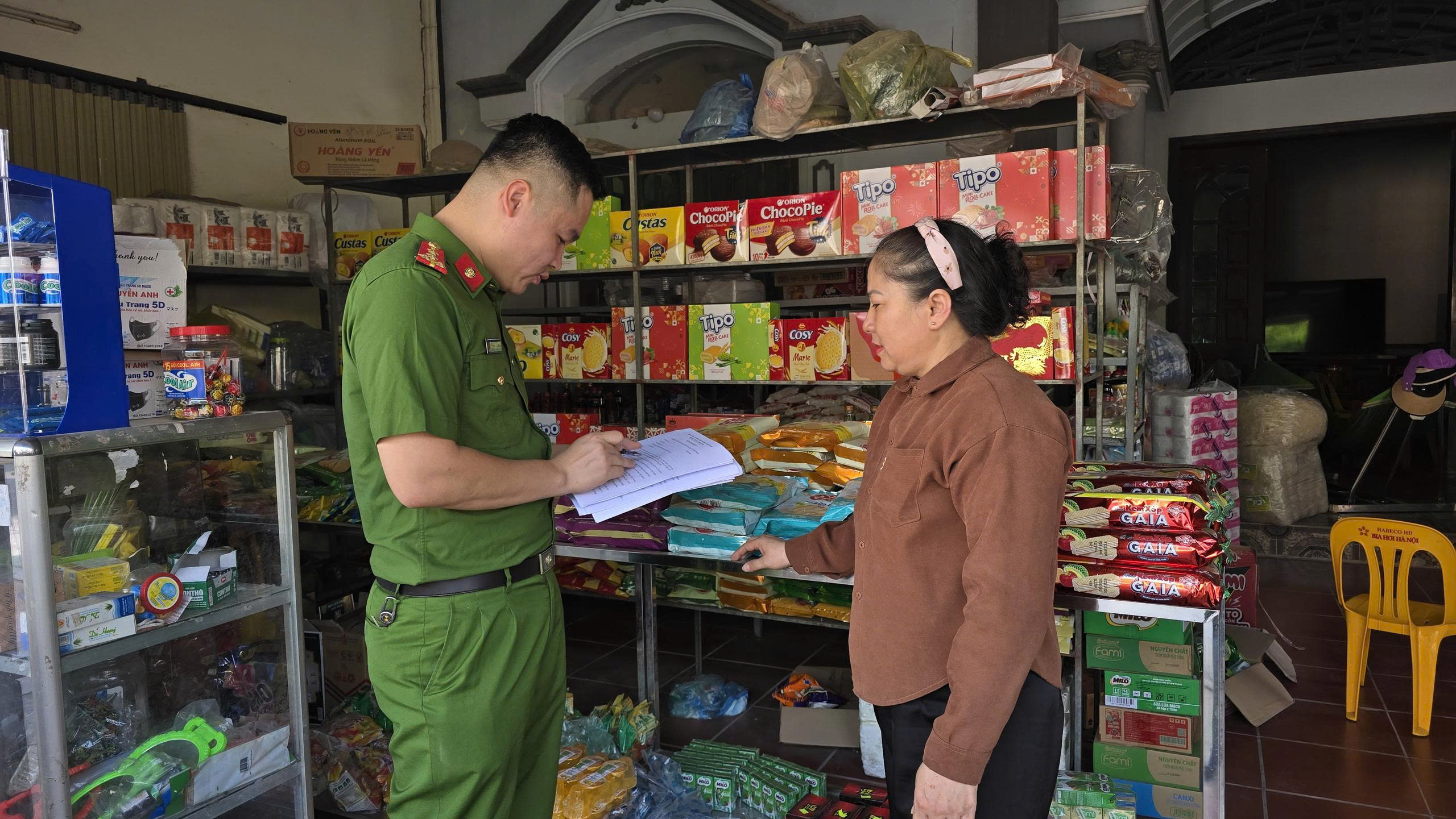 Công an phường Trần Hưng Đạo đồng hành cùng hộ kinh doanh phòng, chống hàng giả, hàng lậu